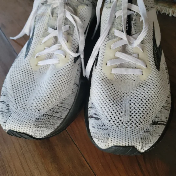 BROOKS TENNIS SHOES SIZE 9 - Picture 6 of 10